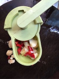 家常菜剁椒蒸鲫鱼做法图解3)