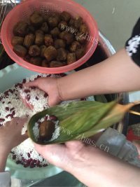 自制红豆蜜枣粽做法图解5)