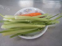 炝拌芹菜做法图解1)