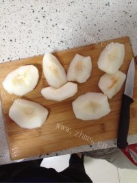 美味的鹌鹑雪梨汤做法图解3)