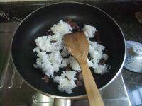 香味扑鼻的腊肠鸡蛋炒饭做法图解5)