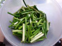 外婆做的腊肠炒蒜苔做法图解3)
