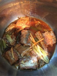 啧啧称赞的蕃茄酥焖带鱼做法图解5)