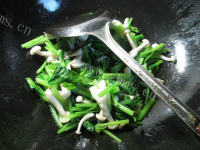 好吃的白玉菇炒芹菜做法图解7)