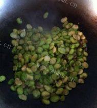 炒蚕豆做法图解6)