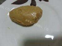 齿颊留香的广式莲蓉蛋黄月饼做法图解6)