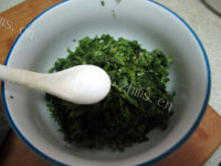 好吃的香菜土豆翡翠饼做法图解3)