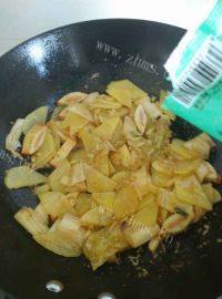 家常菜辣白菜炒土豆片做法图解10)