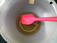 美味的莲蓉蛋黄广式月饼做法图解1)