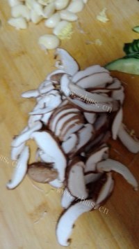 美味红烧香菇茄子做法图解3)