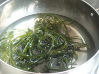 美味的金针菇拌海带丝做法图解3)