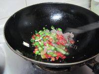 家常的芹菜香干炒肉做法图解6)