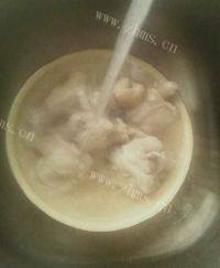美味的土豆炖鸡翅根做法图解3)