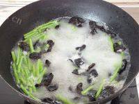 夏日凉拌豆角黑木耳做法图解3)