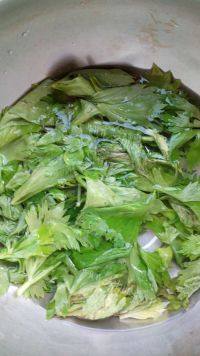 简单的芹菜叶鸡蛋饼做法图解1)