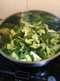家常菜腊肠炒西兰花做法图解3)