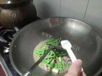 家常菜豆角炒瘦肉做法图解8)