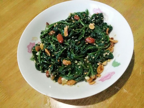 美味的凉拌菠菜