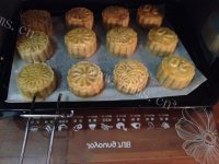 美味的纯手工莲蓉月饼做法图解9)