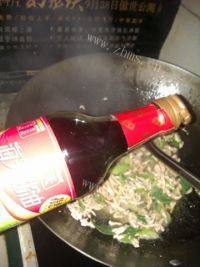 诱人的酸菜肉丝面做法图解5)