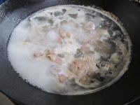 色泽鲜亮的萝卜海带排骨汤的做法图解三
