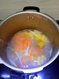 美味的胡萝卜玉米排骨汤做法图解7)