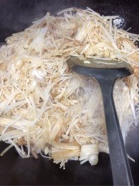 家常菜金针菇炒肉做法图解6)