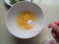 好吃的西兰花蒸鸡蛋的做法图解二