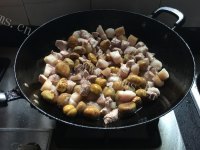 美味的板栗烧肉做法图解6)