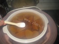 美味的青橄榄雪梨炖瘦肉做法图解11)