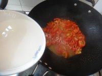 美味的西红柿瘦肉汤做法图解4)