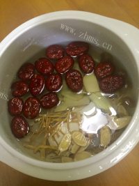 美味的天麻炖鱼头做法图解4)