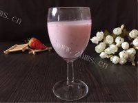 美味的酸奶草莓奶昔做法图解4)