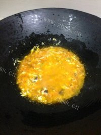 营养丰富的蟹黄豆腐做法图解4)