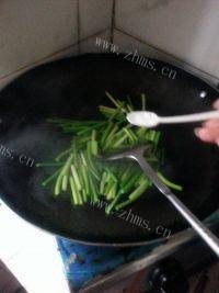 外婆做的腊肠炒蒜苔做法图解6)