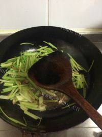 家常肉丝炒香芹做法图解8)