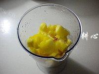 鲜榨苹果菠萝汁做法图解4)