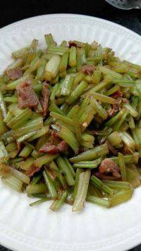 家常菜肉炒芹菜