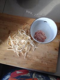 好吃美味的鸡蛋豆芽饼做法图解2)