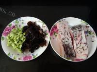 色香味俱全的毛豆子黑木耳烧青鱼做法图解1)