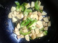 美味的土豆焖羊肉做法图解4)
