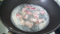 营养的胡萝卜猪排骨汤做法图解4)
