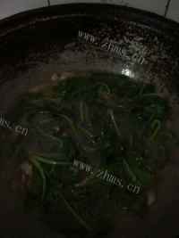自制菠菜肉片粉丝汤做法图解7)
