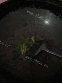 唇齿留香的芹菜炒肉做法图解4)