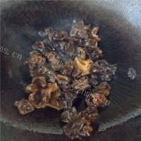 家常菜西芹炒木耳做法图解5)
