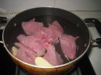 美味的青橄榄雪梨炖瘦肉做法图解2)