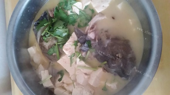 香气浓郁的鱼头豆腐汤