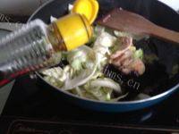 绿色食物包菜炒肉做法图解9)