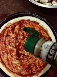 可口的虾仁火腿杂蔬披萨做法图解5)