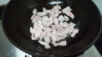 家常五花肉焖土豆块做法图解1)